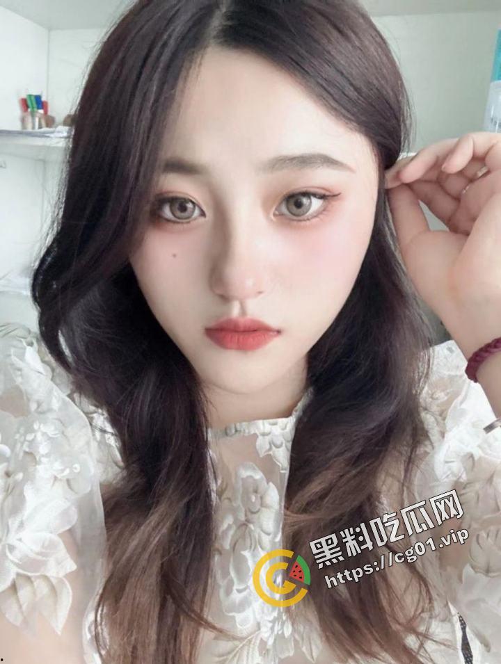 四川税务局职员 反差婊母狗 吴晓怡 被渣男投稿曝光！小骚货在停车场就吃鸡 回家被猛干！-3