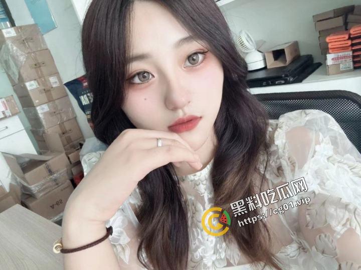 四川税务局职员 反差婊母狗 吴晓怡 被渣男投稿曝光！小骚货在停车场就吃鸡 回家被猛干！-4