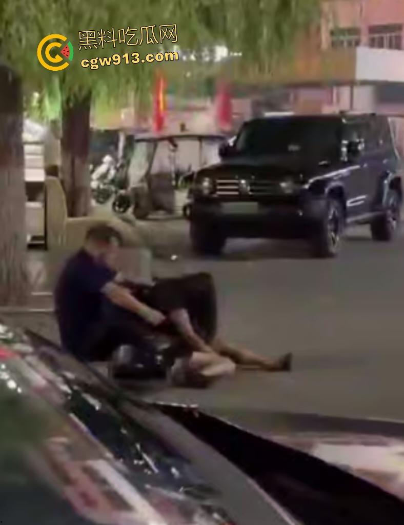 夜晚老头当街捡尸醉酒女，假装好心人，实则手早已摸奶猥亵，醉酒女孩浑然不知，就差脱裤操逼了！-1