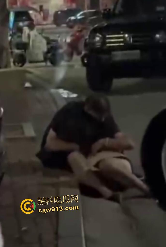 夜晚老头当街捡尸醉酒女，假装好心人，实则手早已摸奶猥亵，醉酒女孩浑然不知，就差脱裤操逼了！-4