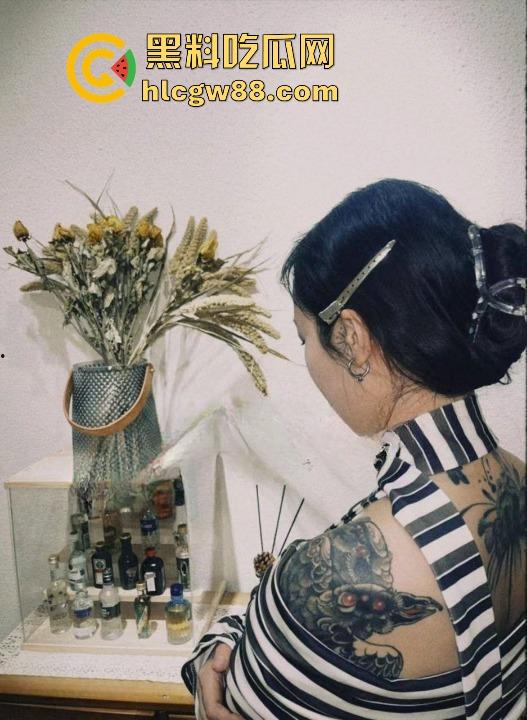 抖音纹身师店老板娘【lee李李】性爱视频流出，符文战神诱人巨乳，纹身三次就简单拿下！-3