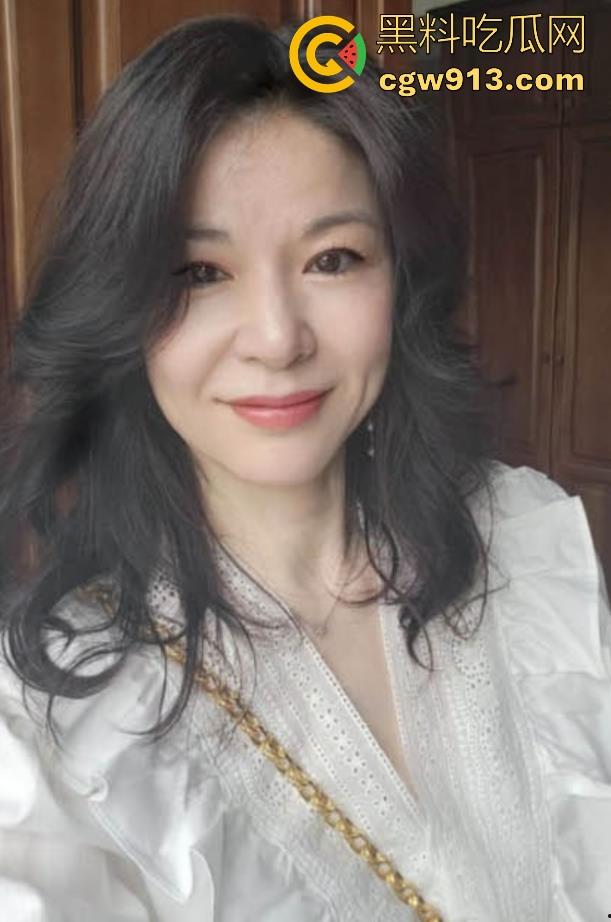 海角乱伦，早上起床把妈妈的骚穴狂扣出水，再狠狠无套猛插，主动撅臀迎合，极其骚乱！-3