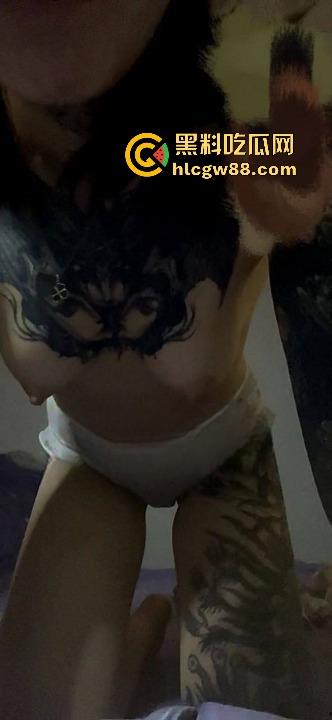 抖音纹身师店老板娘【lee李李】性爱视频流出，符文战神诱人巨乳，纹身三次就简单拿下！-5