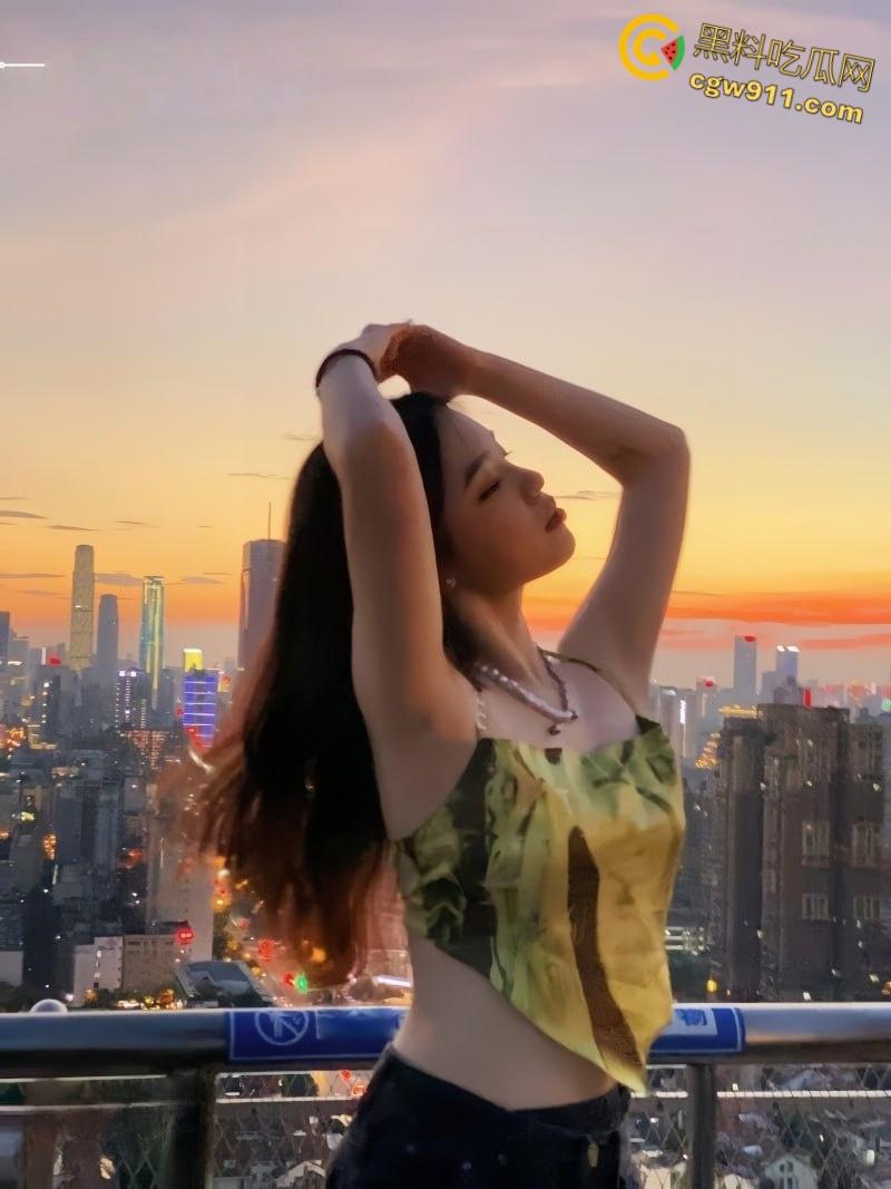 济南大学清纯嫩妹【宋雅欣】，高颜值极品身材，情趣黑丝诱人至极，出租房对镜后入，白嫩肥臀被疯狂打桩！-3