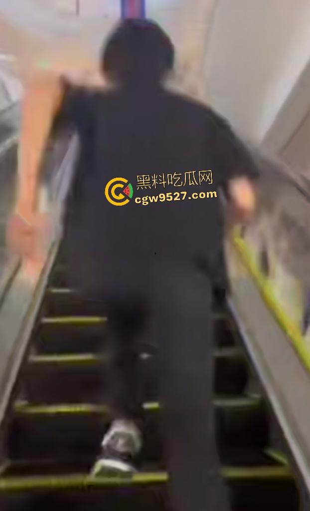 【锦一】网恋奔现见猪头？现场开骂这么肥还骗钱，说180斤都算保守了，立马打110来现场抓骗子！-1