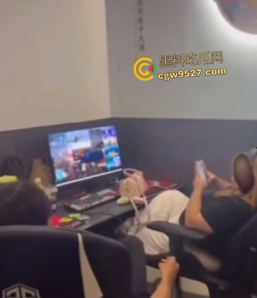 【锦一】网恋奔现见猪头？现场开骂这么肥还骗钱，说180斤都算保守了，立马打110来现场抓骗子！-8