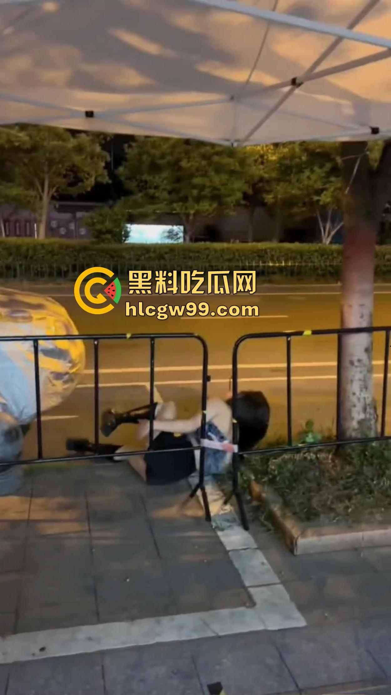 快过年了谁家的老婆喝成这样？美女妹子醉倒地上就被扛回家突突突，免费白嫖局再度上演，年关果然热闹！-8