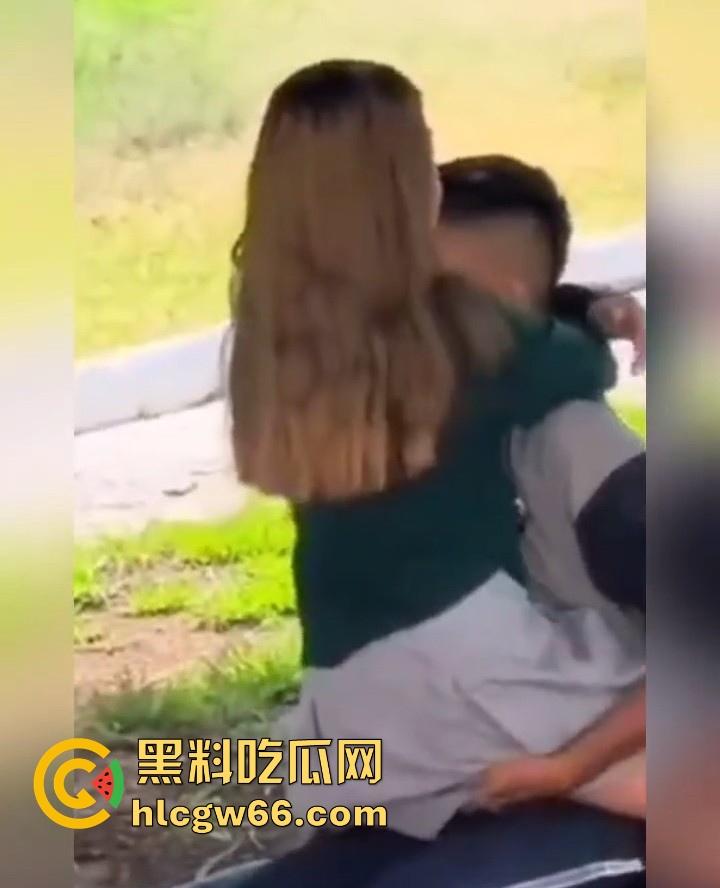 青青绿地 情侣早发情 偷拍学生党校园草坪性爱 春天还真是万物复苏的季节-5