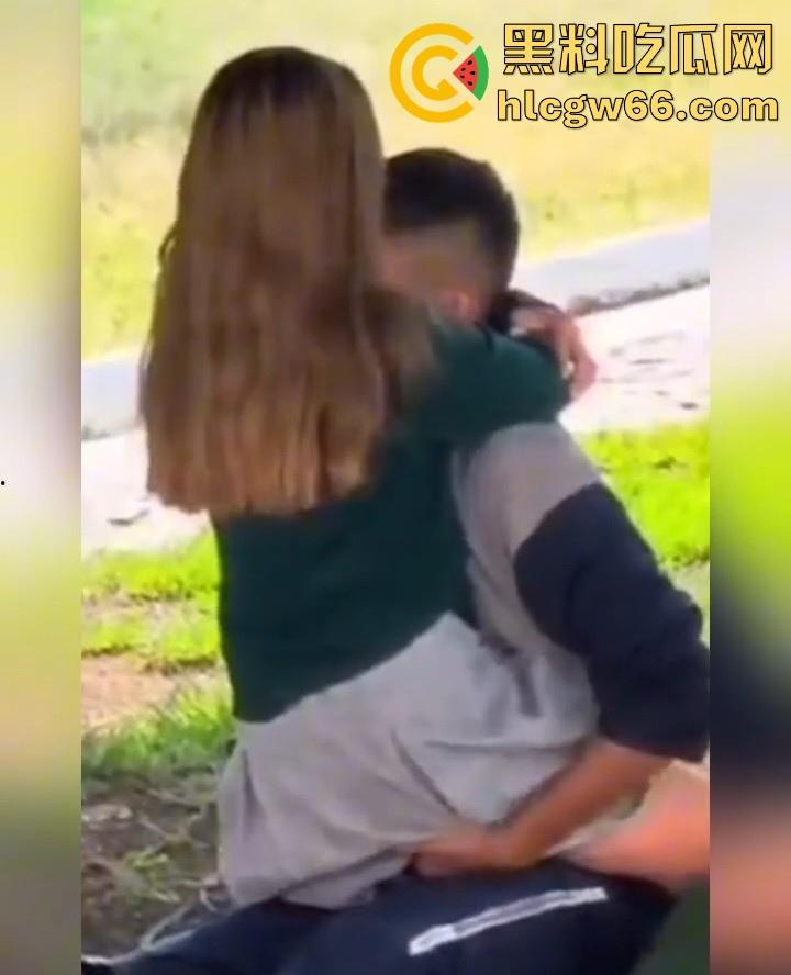 青青绿地 情侣早发情 偷拍学生党校园草坪性爱 春天还真是万物复苏的季节-6