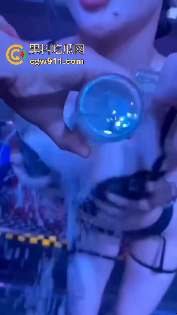 酒池肉林的生活真让人羡慕啊！一上卡座大奶骚鸡主动伺候，卡座上操逼，扣穴、口爆只要钱到位没什么不可！-2