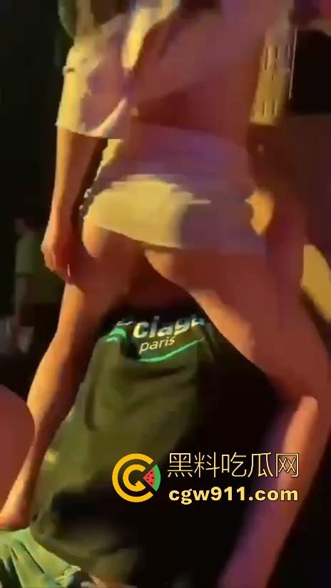 酒池肉林的生活真让人羡慕啊！一上卡座大奶骚鸡主动伺候，卡座上操逼，扣穴、口爆只要钱到位没什么不可！-6