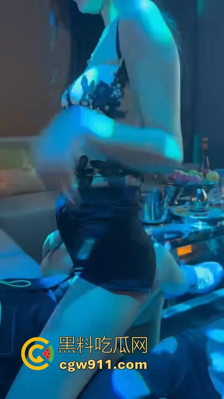 酒池肉林的生活真让人羡慕啊！一上卡座大奶骚鸡主动伺候，卡座上操逼，扣穴、口爆只要钱到位没什么不可！-7