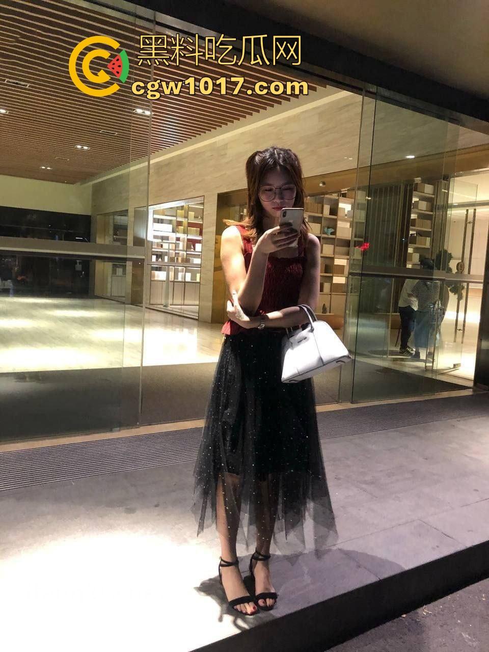 你的的御姐不过是金主的母狗，骚穴夹着鸡巴不断被操，各种淫荡姿势反差，只有你想到没有母狗做不到的！-1