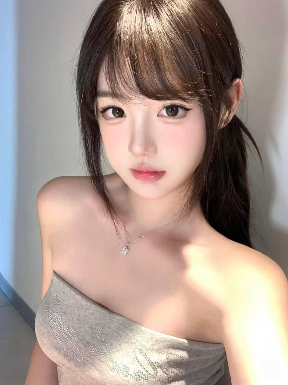 平日里的校园女神，娇羞似情窦初开，趴在落地窗前后入爆操，白虎嫩穴不断吸吮肉棒，主动张嘴被口爆吞精！-1