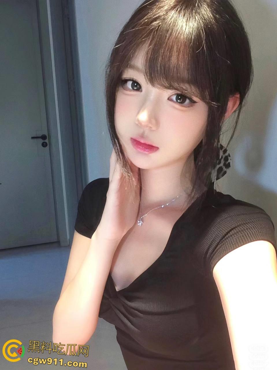 平日里的校园女神，娇羞似情窦初开，趴在落地窗前后入爆操，白虎嫩穴不断吸吮肉棒，主动张嘴被口爆吞精！-3