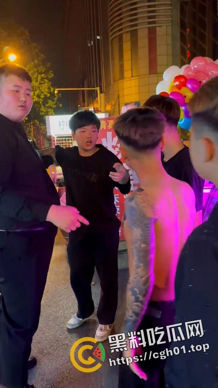 精神小伙夜市大战警察叔叔 拷上警车还在嚣张 吃瓜现场直达-4