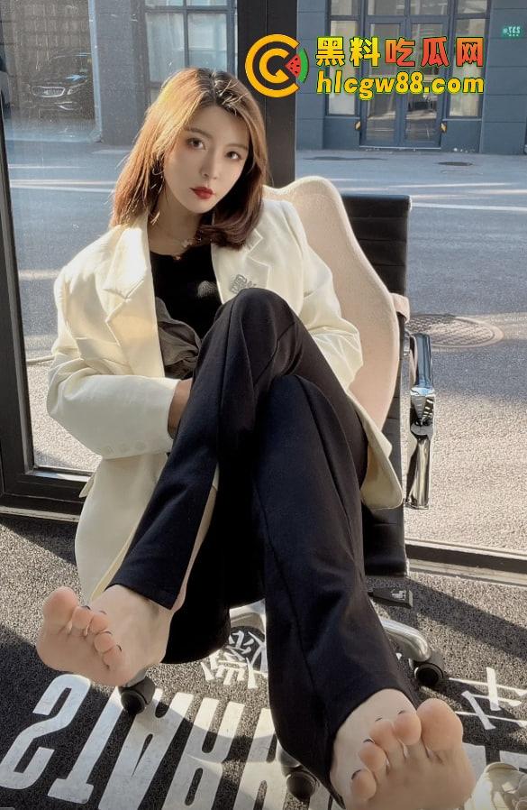 83万粉吃鸡博主SM调教女粉玩线下吃鸡，骚货穿着正宫拖鞋喷水，被绿前女友『李田真』爆料！-9