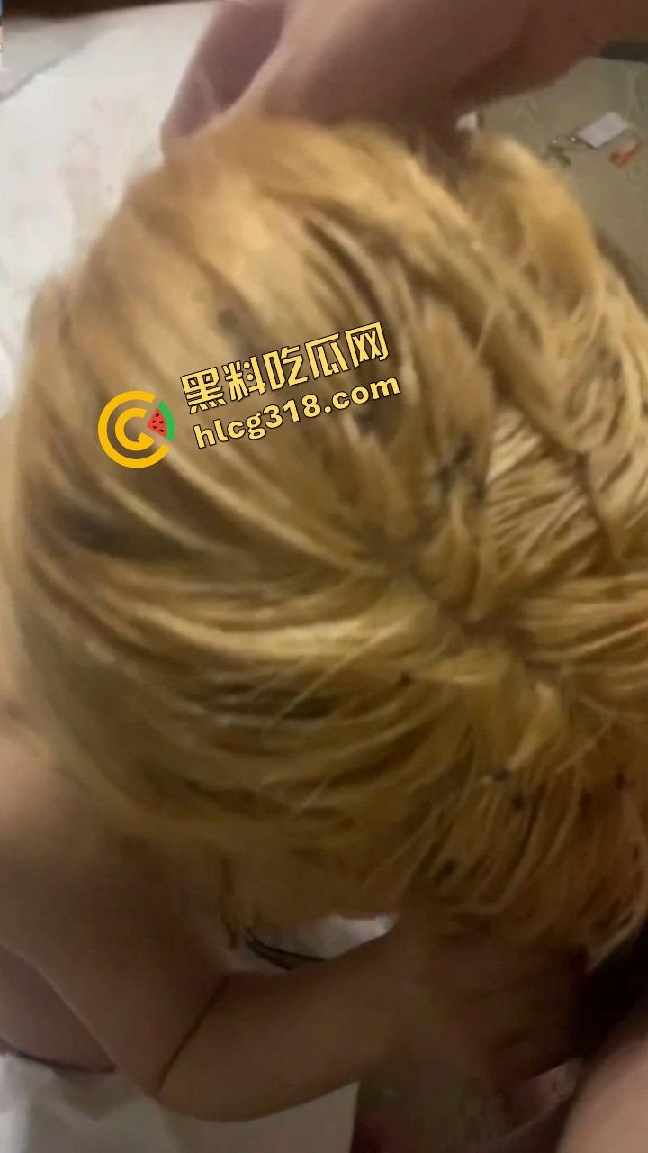 鸡巴三明治是什么新玩法？跟兄弟一起把母狗调教玩明白了，吐司夹屌还舔干净，整得比真狗还听话！-15