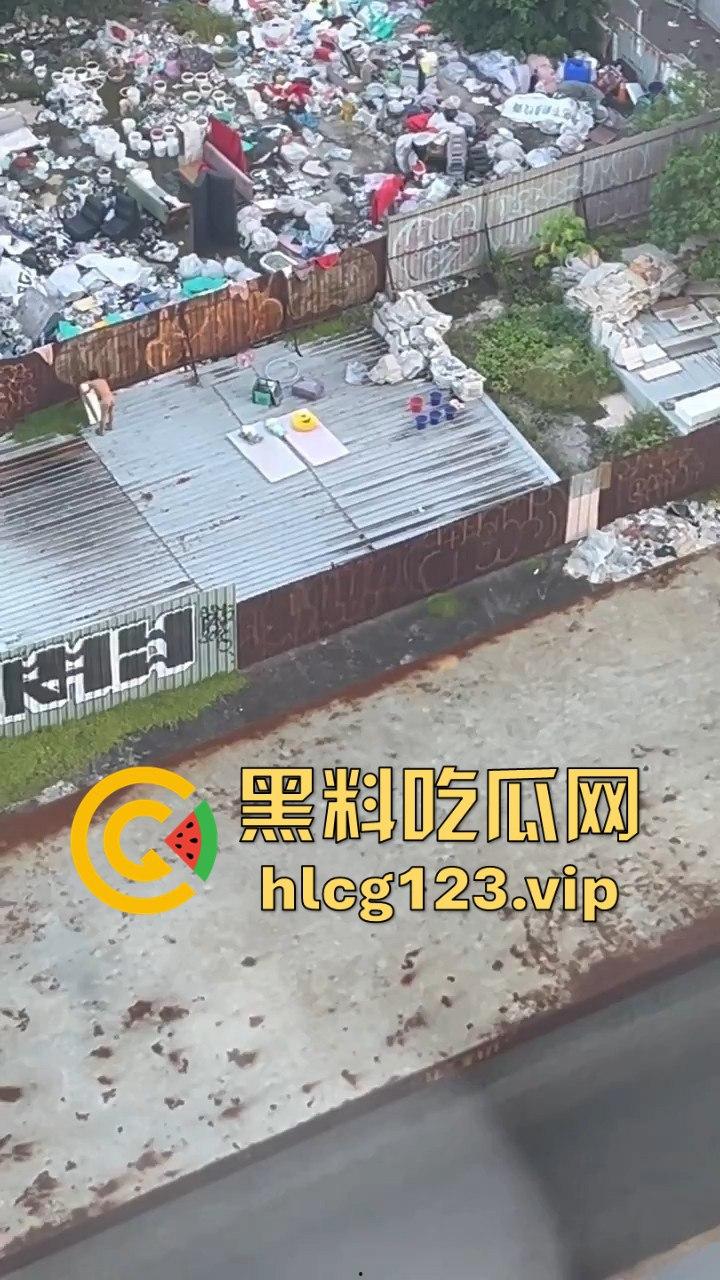 台中垃圾场狠人硬核骚操作！花式操雨伞，捅屁眼，吃瓜群众在高楼全程记录拍摄！-3