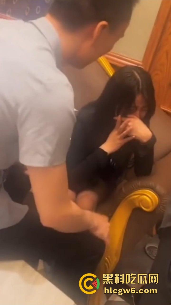 南京KTV小妹到处串台，被大哥抓个正着，不给钱还想白嫖，酒白喝了，小妹差点当场哭晕！-3
