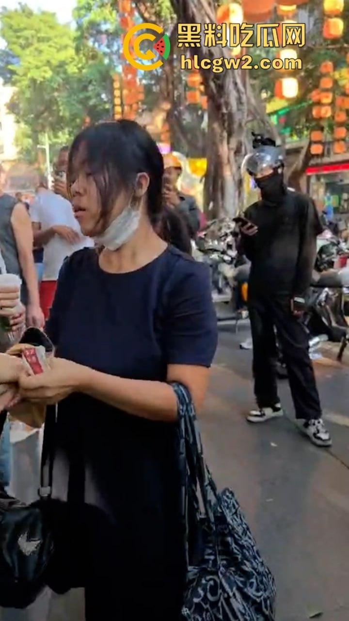 牛啊！广州小孩哥被指偷奶茶 孩子妈撒泼当场殴打店员 踢脚保安 现场视频曝光-4