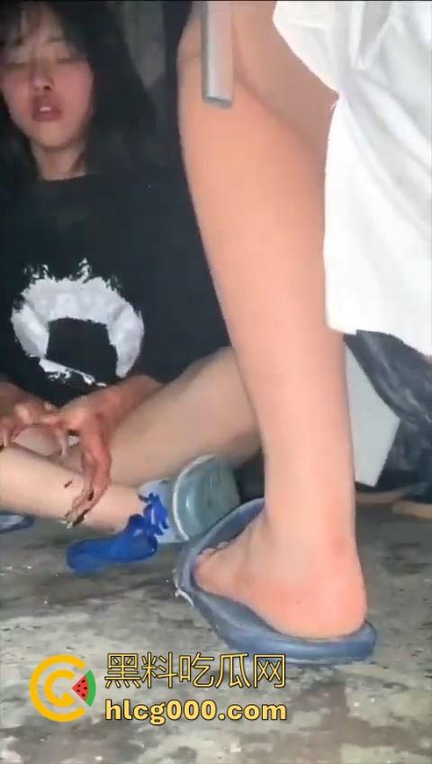 最毒还是女人心啊！看看小畜生东西干的好事，精神小妹霸凌，打完还逼人家喝烟水！-4