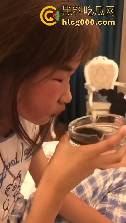 最毒还是女人心啊！看看小畜生东西干的好事，精神小妹霸凌，打完还逼人家喝烟水！-8