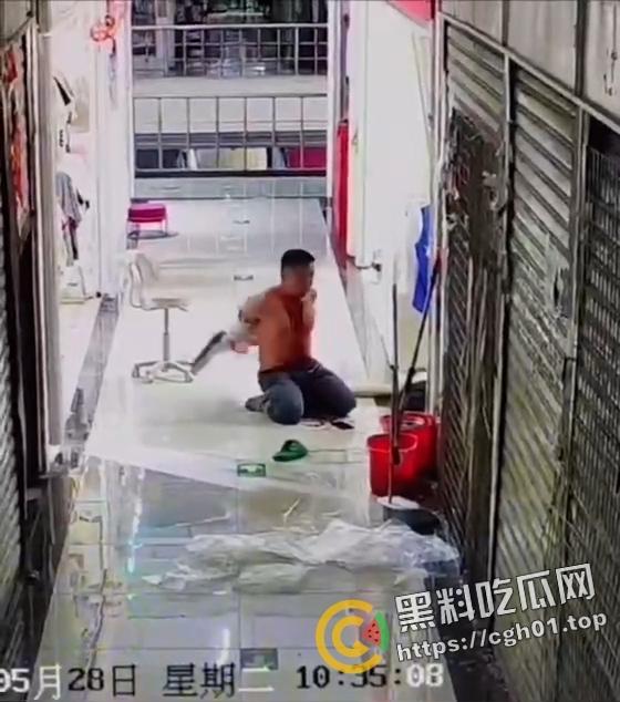 血腥慎入！男人杀掉妻子后自杀 自己身上都被划烂了还不停 现场监控视频流出-4