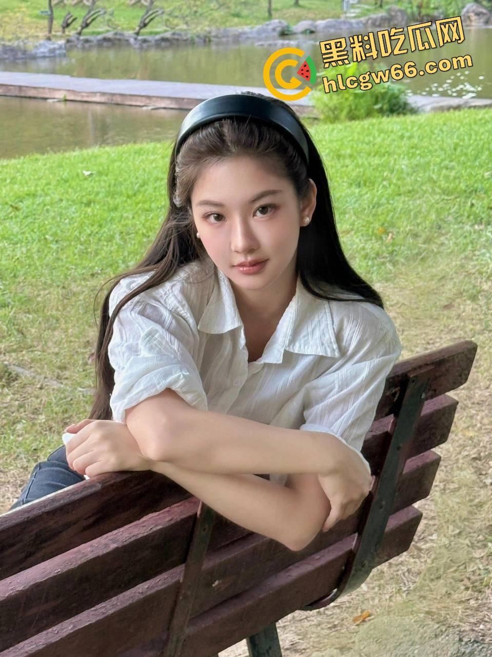 足控福利拉满，脚丫子一搓就爆浆，骚妹用脚玩鸡儿玩得贼6，三分钟不到就给你榨出来，谁还用手啊？-3