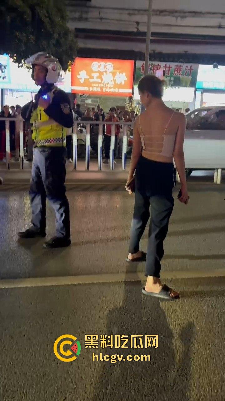 桂林阳朔一女子大马路上失恋大吼！公交车都不敢过，真把自己当西街美景展示了？-8