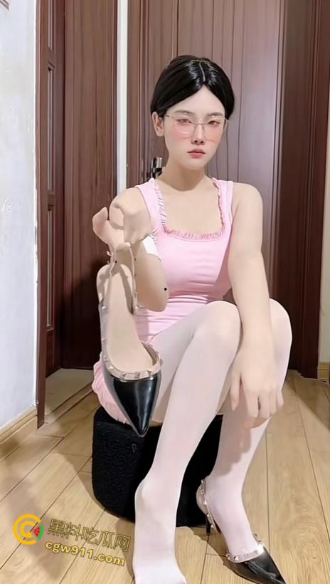 快手极品女网红【是小汐呀】，清纯女神自慰诱惑，黑丝渔网袜挑逗欲火，丝袜开腿秀小花园，揉奶抖臀停不下来！-3