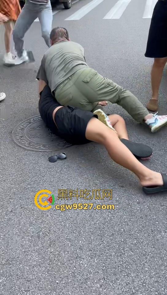 北京土豪大哥假期出游，偶遇路霸相逼停车怒骂，也不惯着他，从言语攻击到两边人马互殴，直至流血才停下！-3