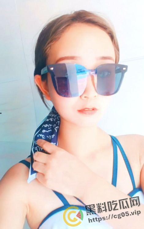 偷拍亲嫂子上厕所！南昌小伙背着亲哥约美女嫂子出去玩 还偷拍嫂子上厕所 第一次见视频比照片还好看的-1