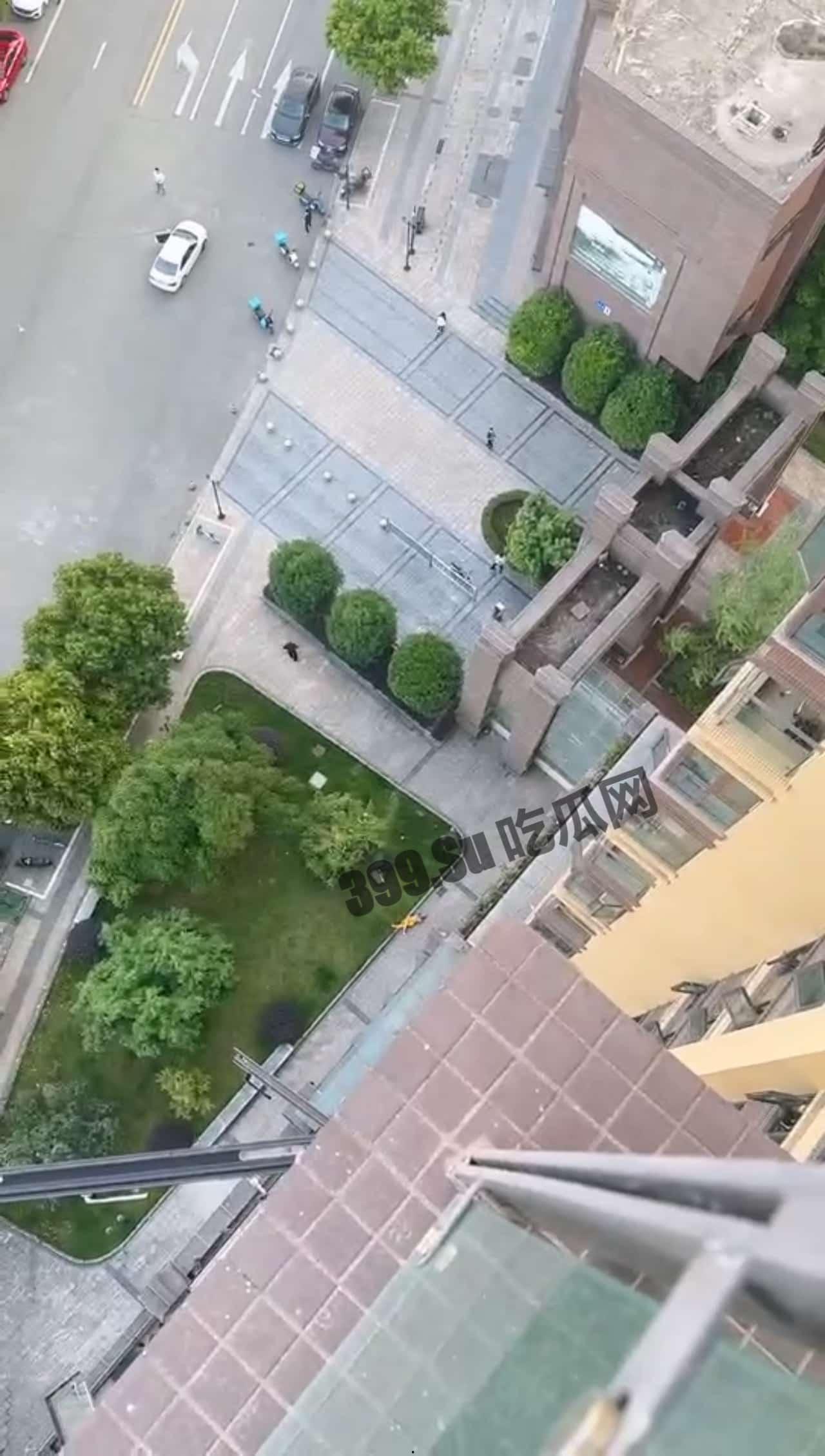 成都 优山居小区 出轨 偷情 健身男子去女方家偷情，不料男方回家躲窗外自由落体-11