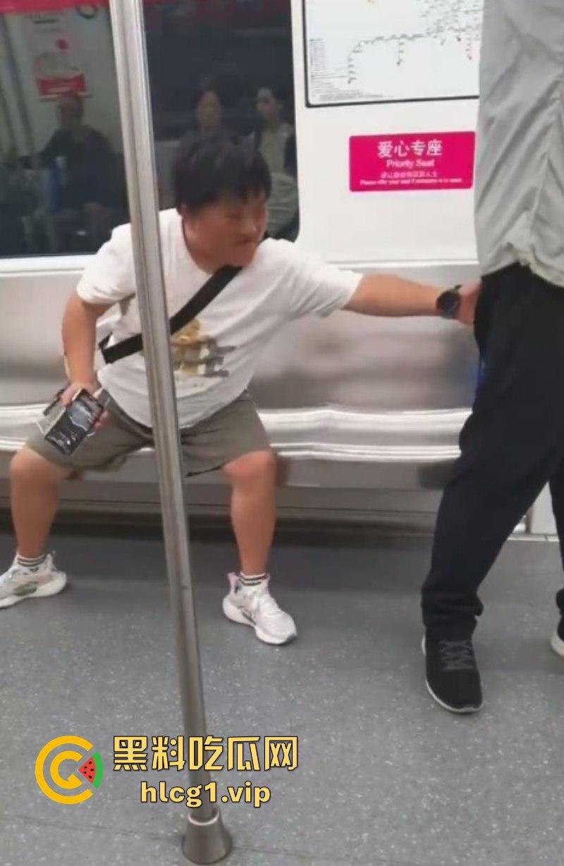 大爷：你换个人摸可好？女子地铁内多次摸大爷身体吓跑同排乘客！-9