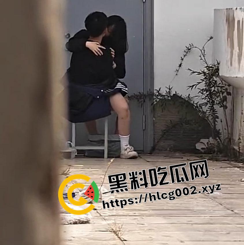 深圳高中生校内打炮 椅子上就能女上位到高潮 年轻人就是饥渴啊 偷拍视频流出-1