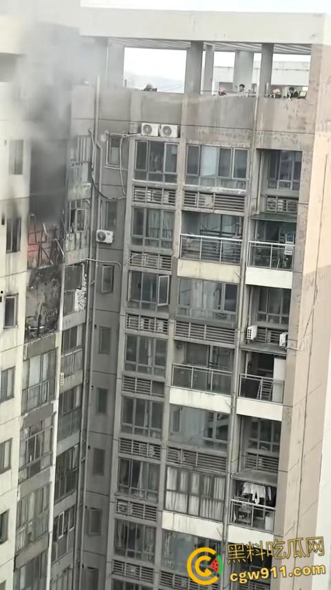 深圳观湖招商观园高楼着火，火势从十六楼窗户喷涌，消防员救出被困小伙，整栋楼被烧的面目全非！-7