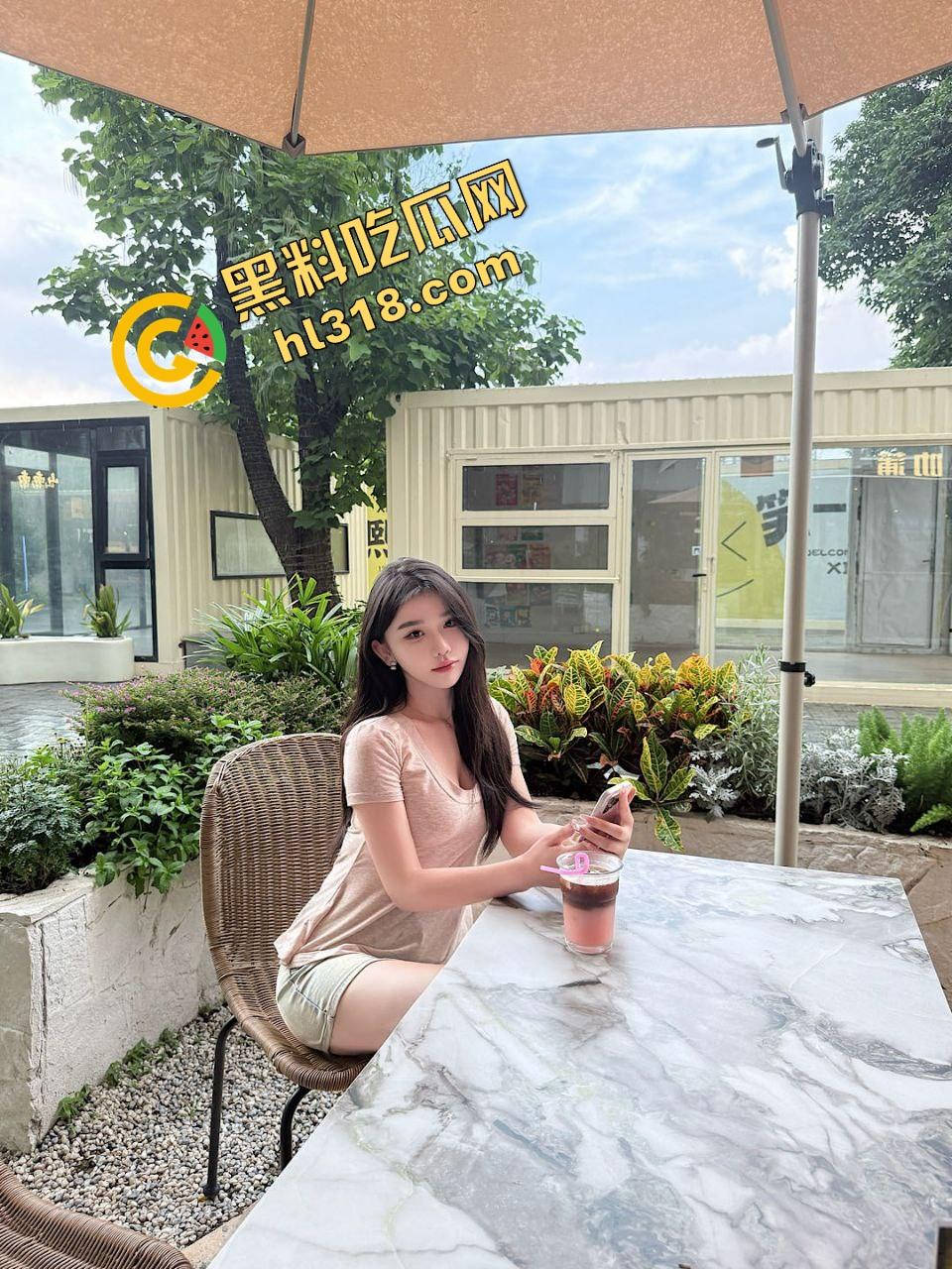 女狗完成主人的街头羞辱任务，薄纱透视装真空出街公园游街，711买零食收银小哥都看懵逼了！-6