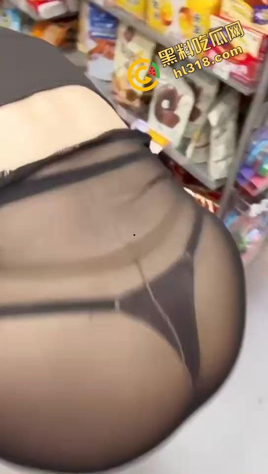 女狗完成主人的街头羞辱任务，薄纱透视装真空出街公园游街，711买零食收银小哥都看懵逼了！-11