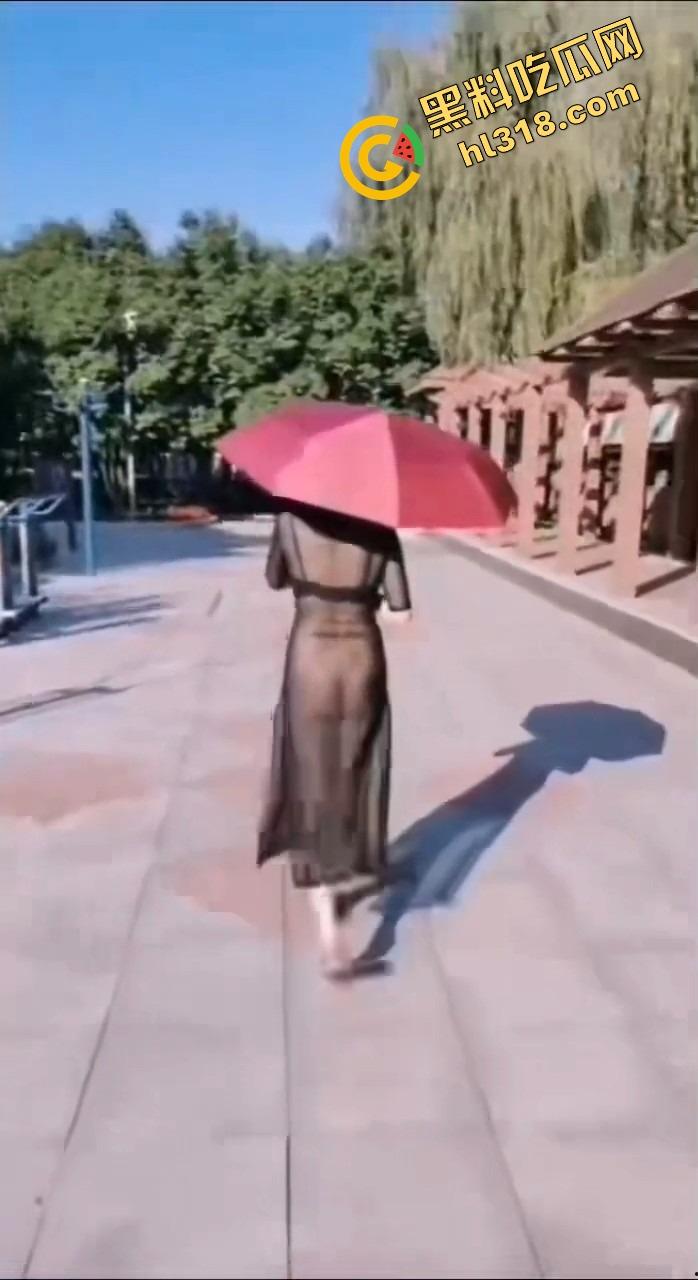 女狗完成主人的街头羞辱任务，薄纱透视装真空出街公园游街，711买零食收银小哥都看懵逼了！-15