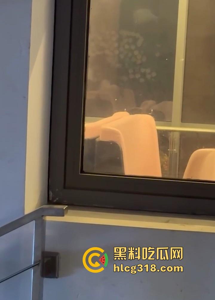 武汉生物工程学院社团师姐【林鹤敏】跟学长男友性爱爆发在二楼食堂直接开炮，被学弟偷拍曝光！-3