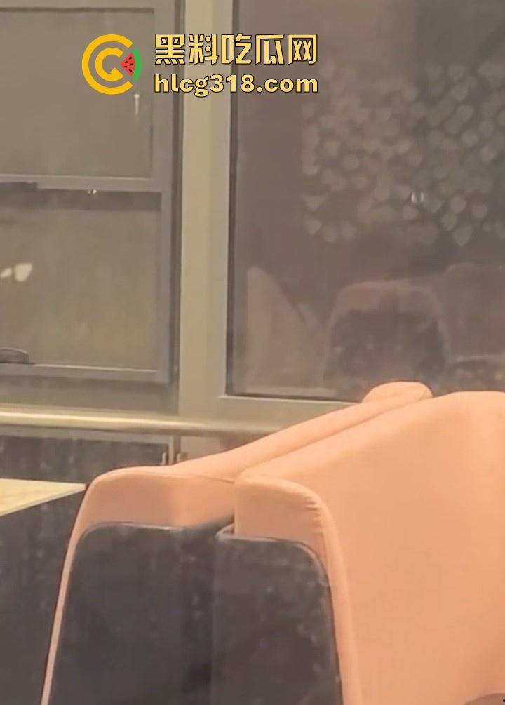 武汉生物工程学院社团师姐【林鹤敏】跟学长男友性爱爆发在二楼食堂直接开炮，被学弟偷拍曝光！-7