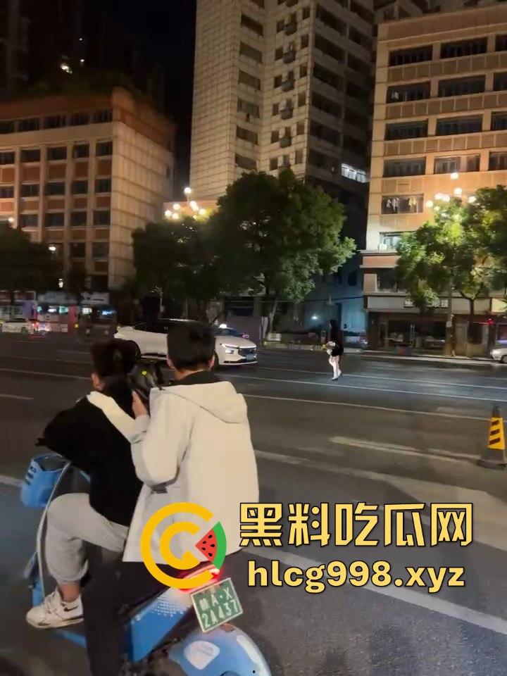 南昌街头情侣吵架闹大了！老公一脚踹下车，女子狂追不舍，硬生生追到他插翅难飞！-1