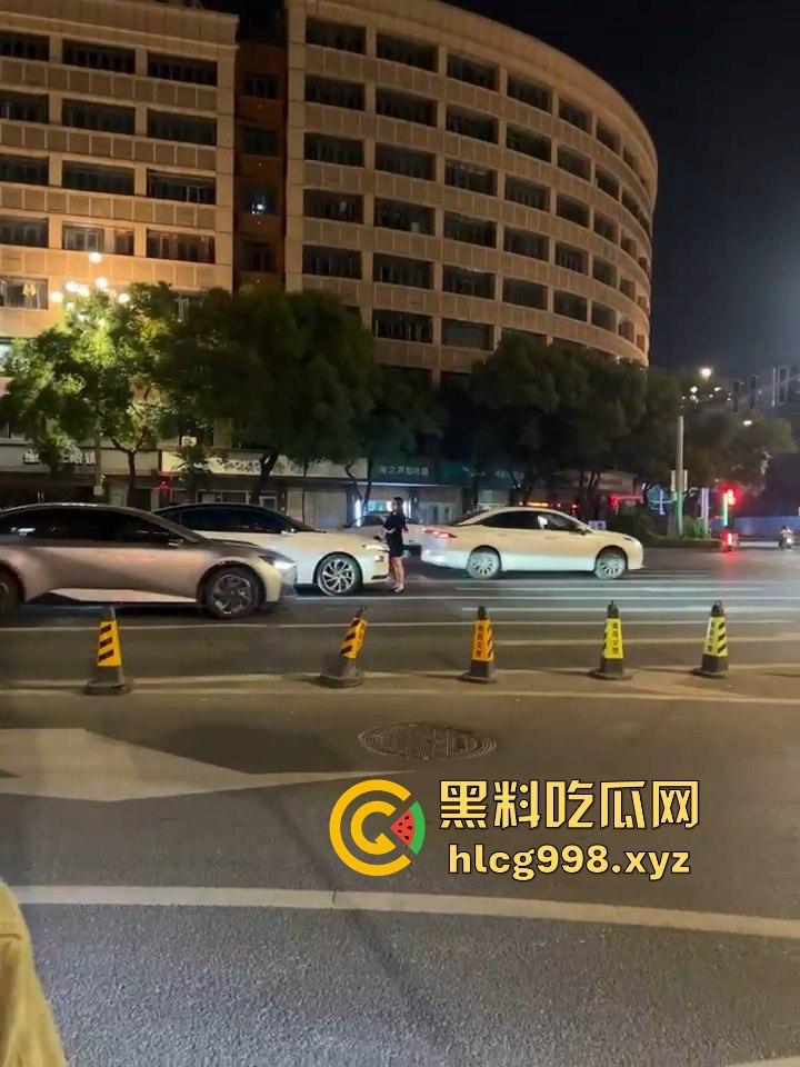 南昌街头情侣吵架闹大了！老公一脚踹下车，女子狂追不舍，硬生生追到他插翅难飞！-8