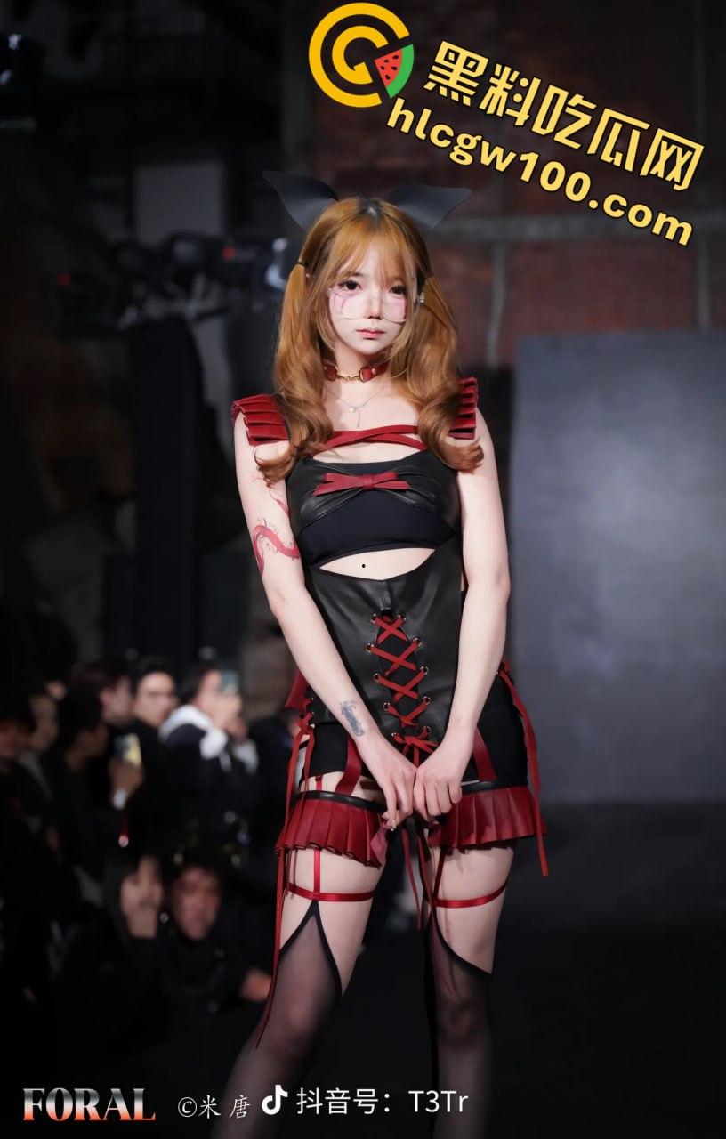 抖音3.5W粉丝小网红【可露莉】，抖音发的是可欲可甜小萌妹，国外展示的是豪放巨乳白虎逼-2