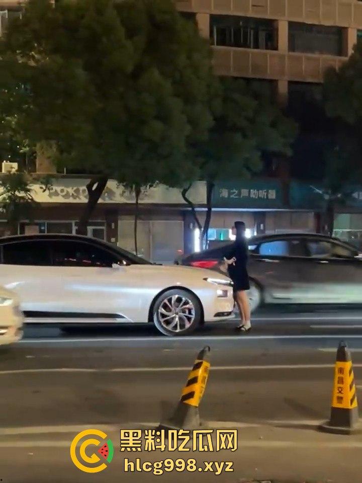 南昌街头情侣吵架闹大了！老公一脚踹下车，女子狂追不舍，硬生生追到他插翅难飞！-9