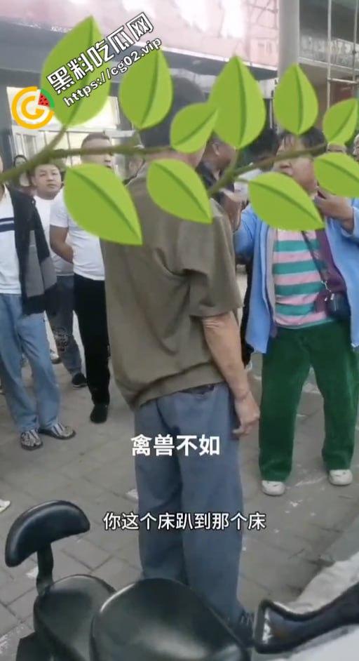 家长当街指责禽兽男老师性侵自家孩子：”你拿油纸杯捅孩子下体 你承不承认！“-4