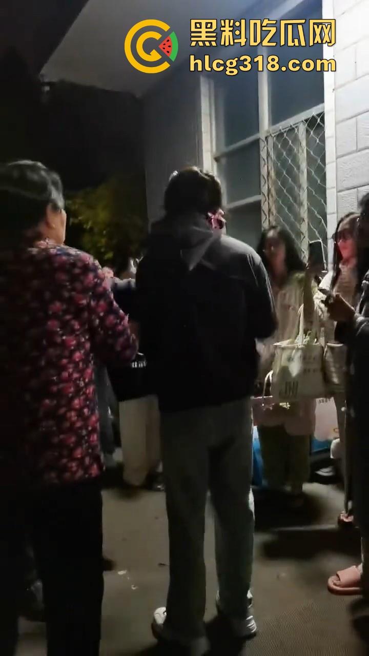 淮北师范生物工程系【祁鹿闻】 男扮女装进女澡堂偷拍被捉，据理力争还死不承认。-5