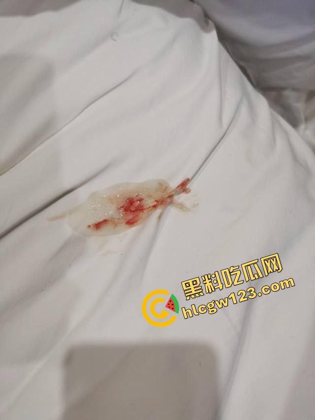 刷两千块礼物破处东北小母狗，快手钓鱼直播3天谈恋爱，清纯辍学骚妹当场开腿求插，破处时还一脸感激！-9