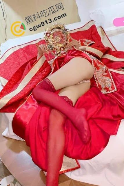 海角乱伦大神新作！凤冠嫩玉：禁忌父女情震撼上演！火热辣女郎红纱勾勒诱人曲线，禁忌激情撩拨你心！-3